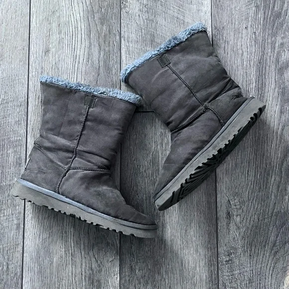 🥾 SOLD UGG Bailey Button II Boots - Picture 4 of 8